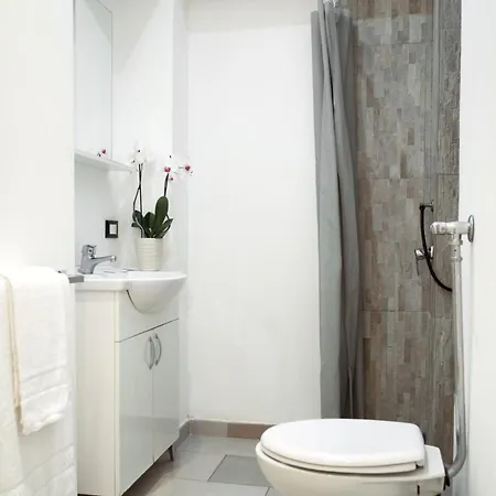 Leone Apartment